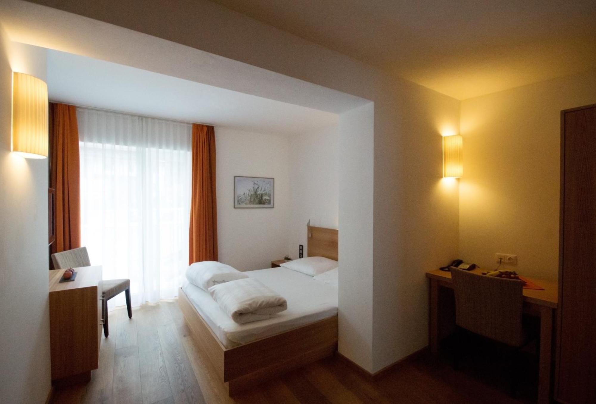 נאודרס Gasthof Zum Goldenen Loewen מראה חיצוני תמונה