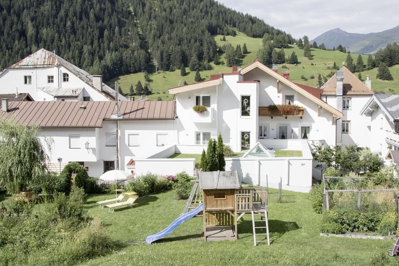 נאודרס Gasthof Zum Goldenen Loewen מראה חיצוני תמונה