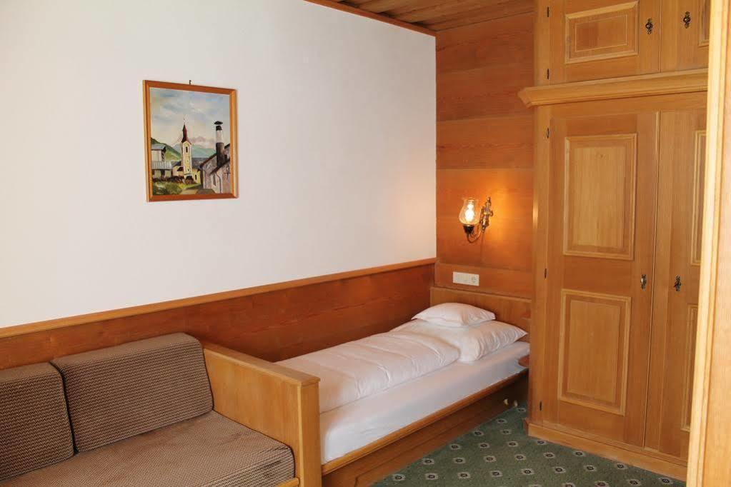 נאודרס Gasthof Zum Goldenen Loewen מראה חיצוני תמונה