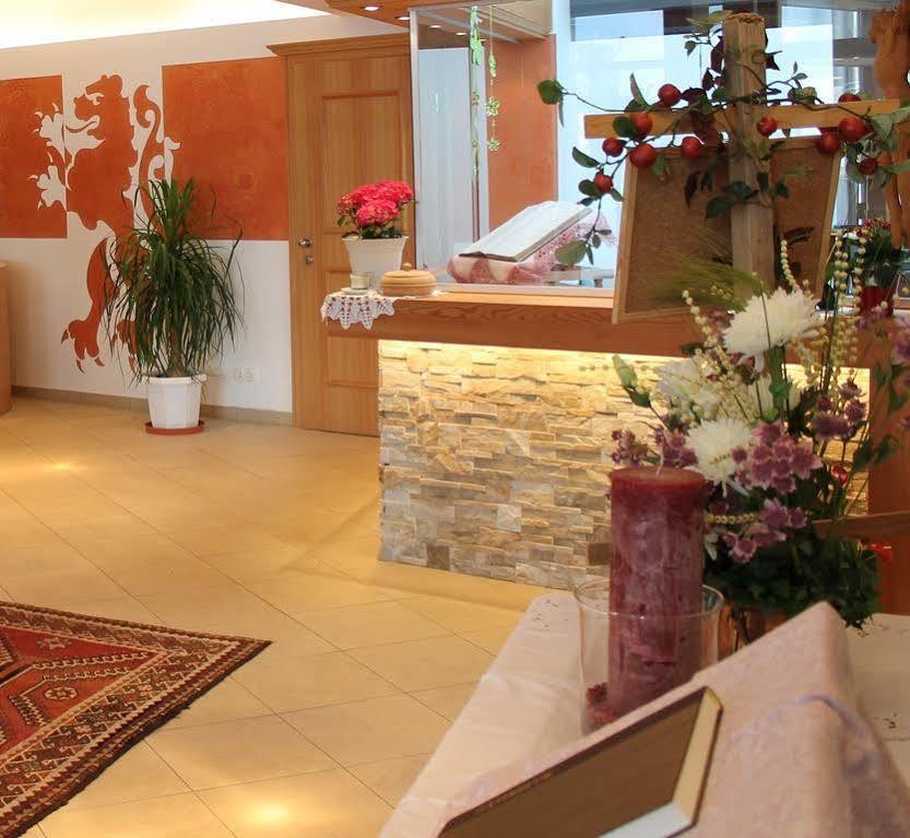 נאודרס Gasthof Zum Goldenen Loewen מראה חיצוני תמונה
